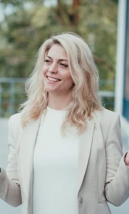 Elaine Bloom - FRIIDA